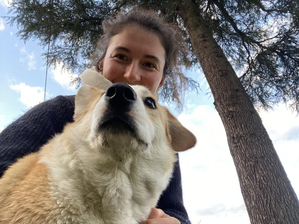 Claire Fresneau-Fontalirant et son chien Neptune, qui l'accompagne parfois lors de ses séances d'ostéopathie à Saumur et ses environs