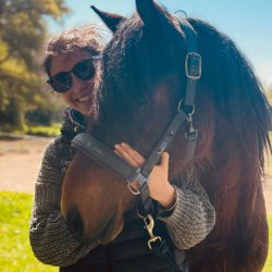 La souriante ostéopathe animalière Claire Fresneau-Fontalirant, avec un cheval lors d'une séance d'ostéopathie canine à Saumur