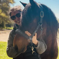 Claire, ostéopathe animalière, avec un cheval à Saumur