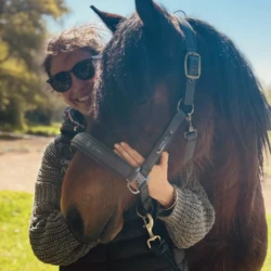 Claire, ostéopathe animalière, avec un cheval à Saumur